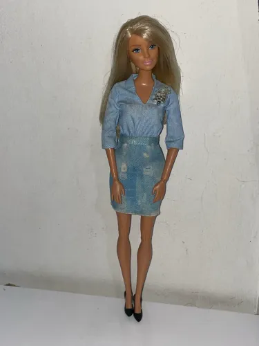 Boneca Barbie fashionistas loira mattel articulada 