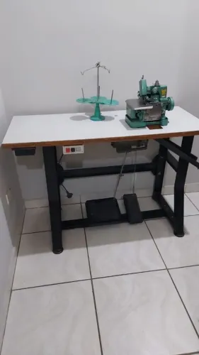 Máquina de costura overlock.