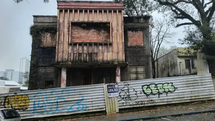 Imóvel para venda em leilão, tem 610 metros quadrados