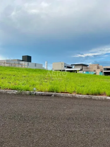 Terreno para venda com 329,72 m² em Residencial Villa de León, Piratininga - SP