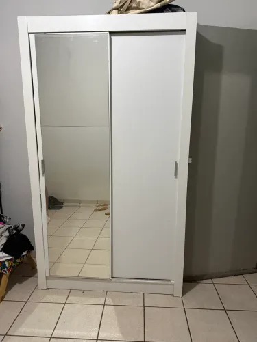 Guarda-roupa de solteiro branco com espelho - R$ 350