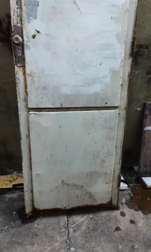 Porta de ferro com ferrolho e chave