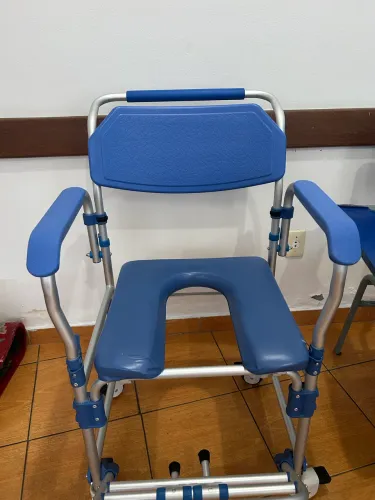 cadeira de banho higiênica de alumínio da marca Dellamed