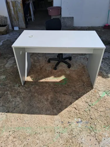 Mesa de escritório mdf. 0,74cm.altura, 0,75 largura 1,25 de comprimento.