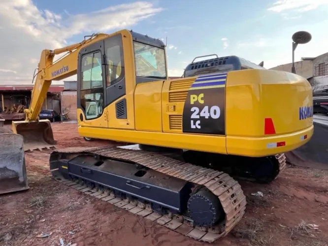 Escavadeira Komatsu PC240 ano 2013, com 15.000 horas, motor feito e ar condicionado, em SP