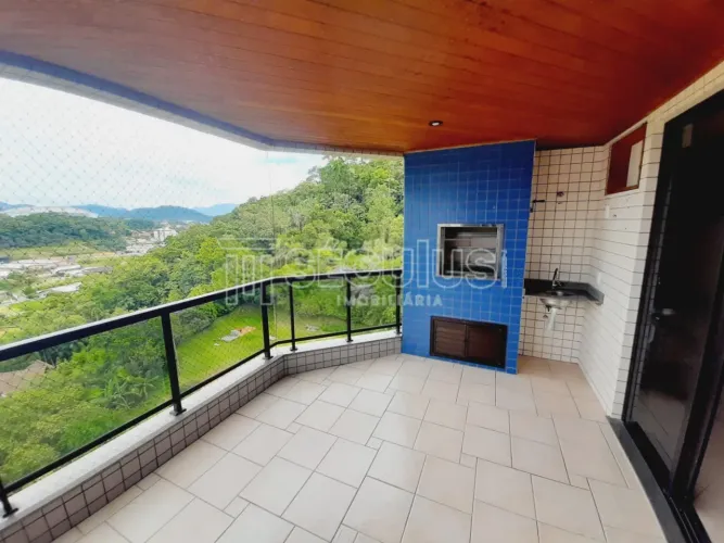 Apartamento semimobiliado para locação no Centro de Jaraguá do Sul