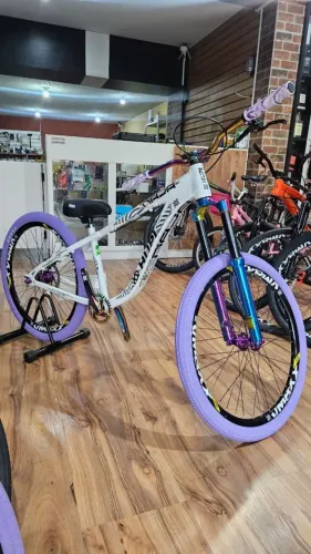 Bicicleta HUPI Naja V10 2026 Branca, Cubo Barulhento, MT200 e DDK - 10x de 500 sem juros