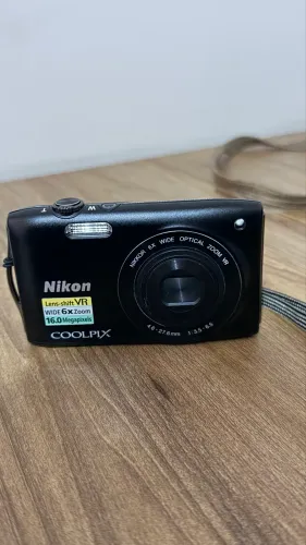 Câmera Nikon Coolpix S3300 Preta + SD 4GB (Liga / Erro de Objetiva)