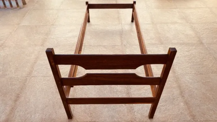 Cama solteiro (Madeira sucupira) com colchão Ortobom