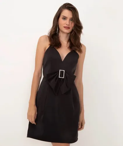 vestido curto de cetim com laço e fivela de strass preto