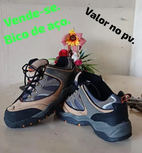 Sapato com bico de aço.