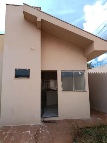 Aluga-se casa dois quartos com garagem bairro Vila Romana.