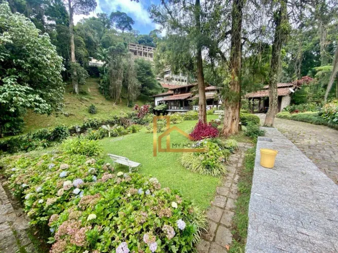 Casa com 4 dormitórios e terreno de 3165m² com piscina natural e casa de hospedes à venda,