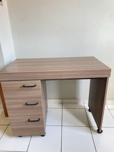 Mesa para computador com rodinha em ótimo estado!