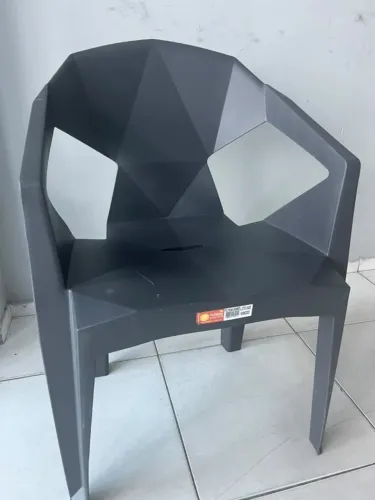 Poltrona plástica grafite com braços