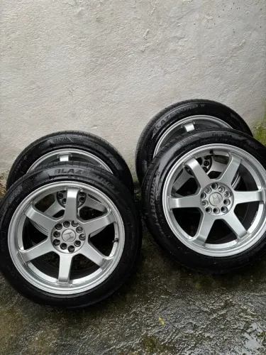 Vendo Pneus junto com rodas