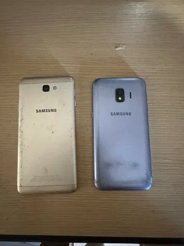 Dois celulares Samsung