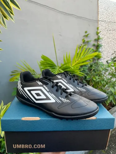 Chuteira umbro