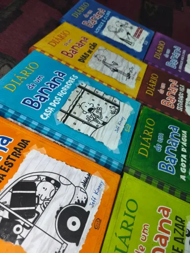 Livros diário de um Banana ?,A maioria novos , alguns semi novos ,Um está autógrafodo!