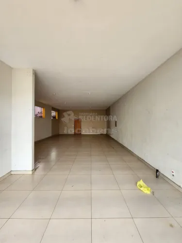 Salão Comercial Com Espaço Amplo, 02 Banheiros Sociais