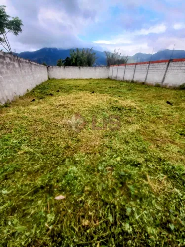 Terreno limpo e murado em condomínio no Portal dos Pássaros