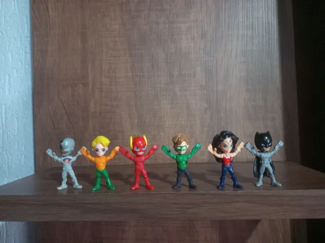 6 bonecos miniaturas Kinder ovo liga da justiça usados na condição