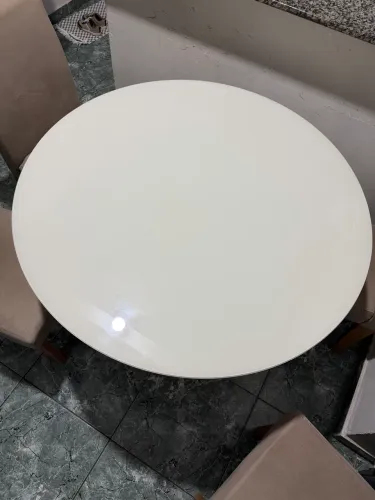 Mesa de jantar redonda com 4 cadeiras