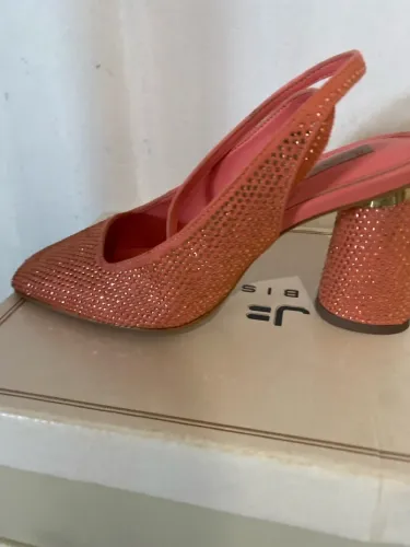 Salto elegante na cor rosa, da marca brasileira JORGE BISCHOFF, nunca usado