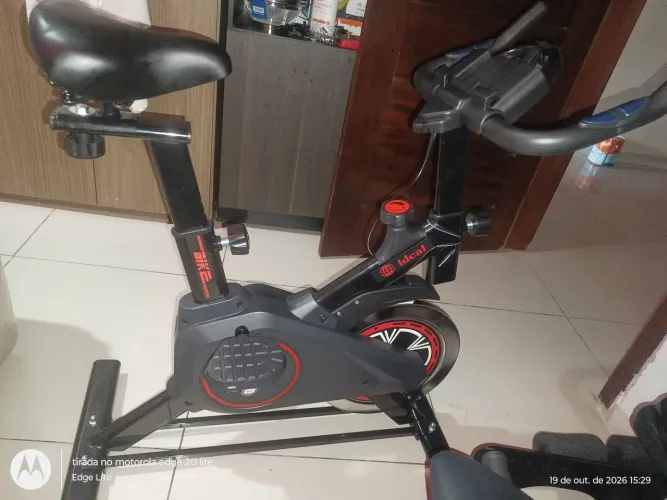 Bicicleta ergométrica nova Spinning, suporta 100 quilos.