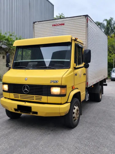 Mercedes-Benz 710 2008 Baú Facchini - Pronto para Trabalhar