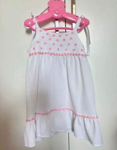 Vestido branco com detalhes rosas tamanho: 6 anos 