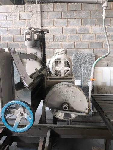 Vendo serra para granito semi nova