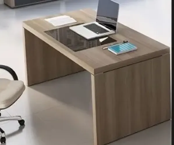 cadeiras ,mesa e quadro para sala de aula.