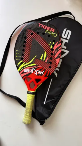 (1 mês de uso) Raquete Beach Tennis - Shark Tiger pro