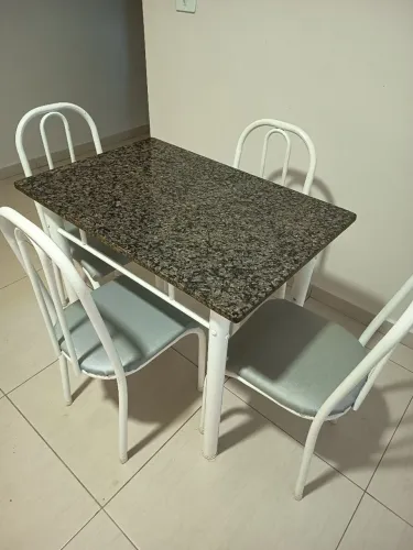 Jogo de Mesa com 4 cadeiras.