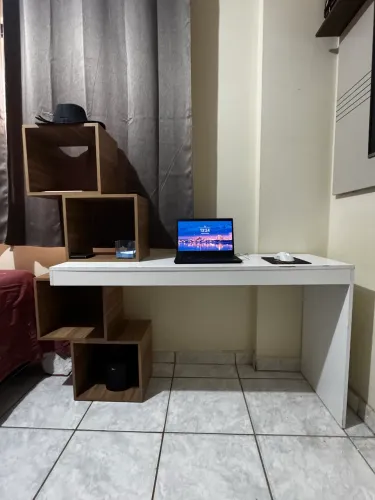 Escrivaninha com nichos