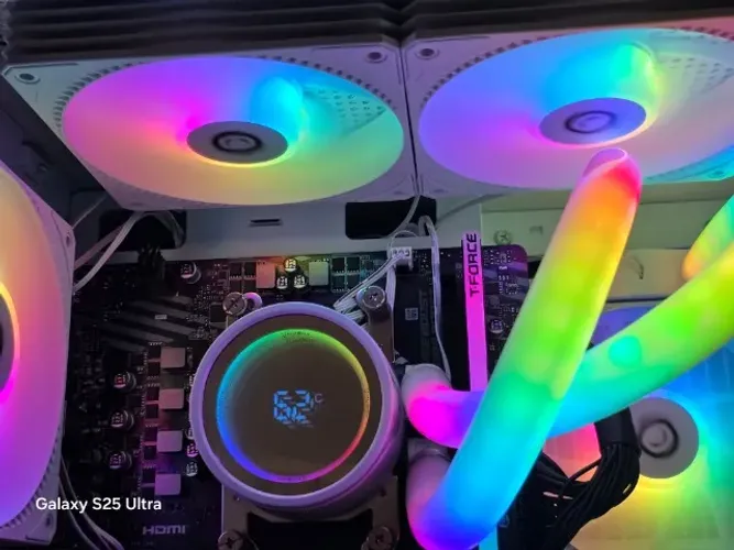 PC Gamer com RGB e medidor de temperatura na Bomba