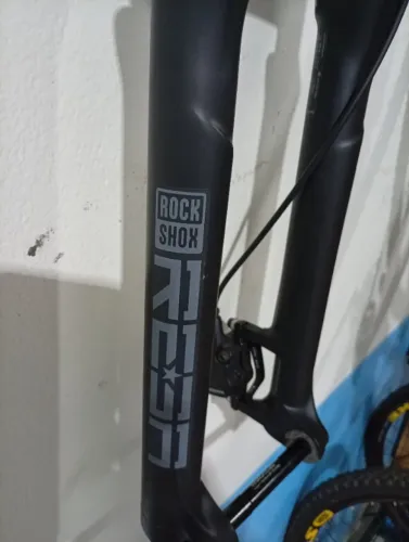 SUSPENSÃO ROCKSHOX REBA