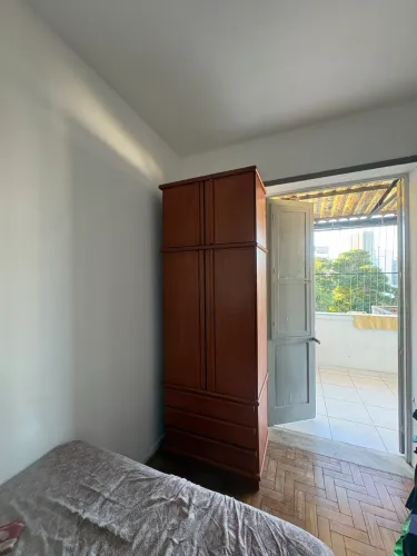 Armário antigo de madeira maciça 2 portas com gavetas