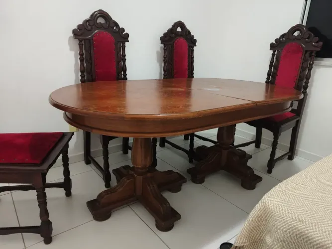 ? Mesa de jantar com 8 cadeiras ? estilo clássico!