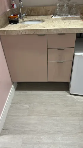 Armário Planejado com Bancada de Mármore e Pia - Ideal para Salão ou Clínica