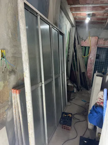 Porta quatros folhas de vidro e alumínio