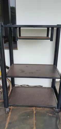 Arquivo de aço, ventilador, cadeiras e cofres, estante.