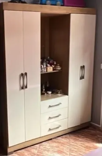 Guarda-roupa bege
