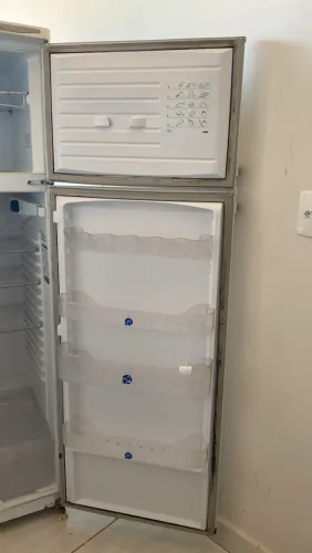 Vendo geladeira da marca Dako. Ideal para quem deseja algo mais em conta.