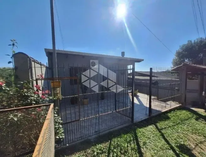 Casa 4 dormitórios, 2 banheiros, 6 vagas, piscina, churrasqueira, deck, pátio amplo nos fu