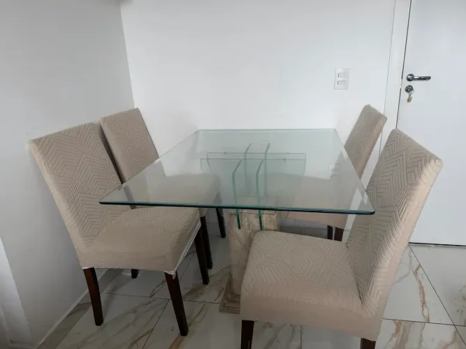     Mesa de Jantar com 4 Cadeiras - R$ 500 - Motivo: Mudança