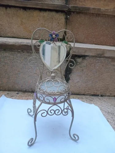 Porta jóias representando mini cadeira em metal prateado e espelho bisotado