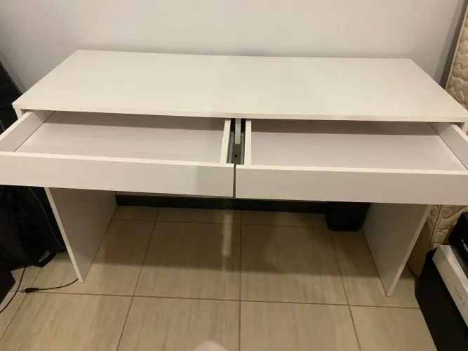 Mesa Estudo/Maquiagem/Trabalho Quase Nova