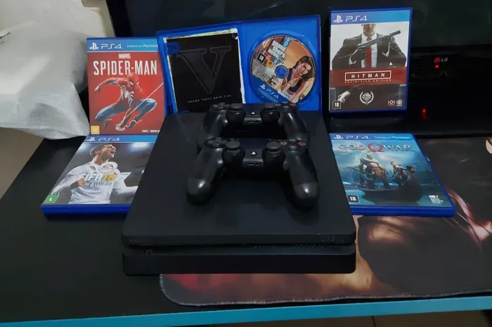 PS4 SLIM 1TB + 2 CONTROLES + 5 JOGOS